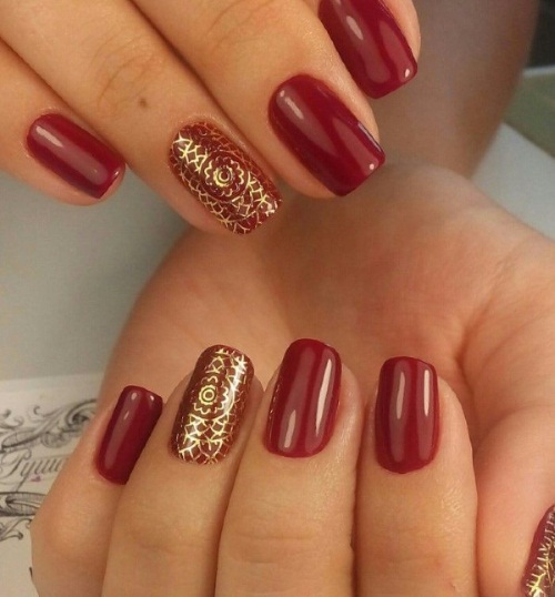 Desenho de unhas em manicure com verniz vermelho. Fotos, tendências da moda em 2024