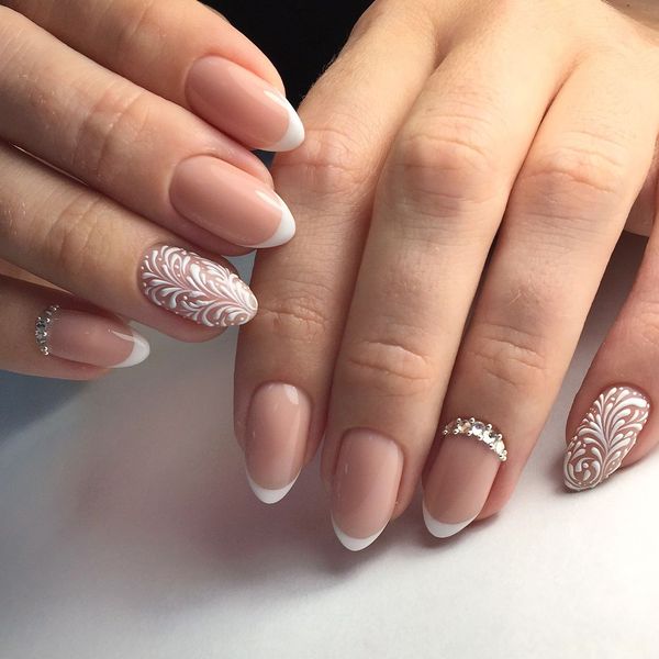 Francês para unhas de amêndoa com design. Foto novidade linda, gentil