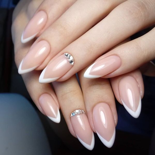 Francês para unhas de amêndoa com design. Foto novidade linda, gentil