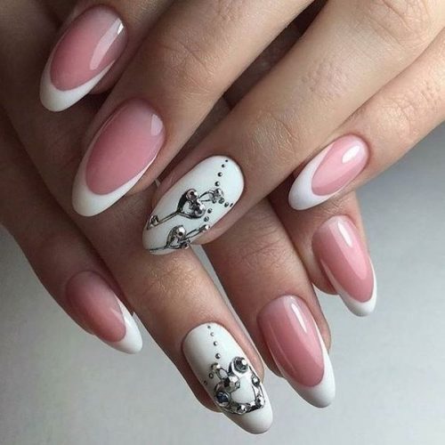 Francês para unhas de amêndoa com design. Foto novidade linda, gentil