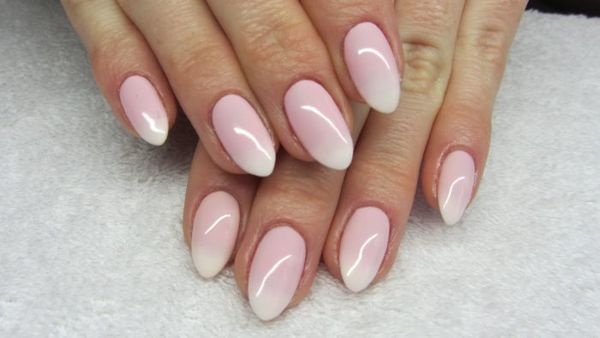 Francês para unhas de amêndoa com design. Foto novidade linda, gentil