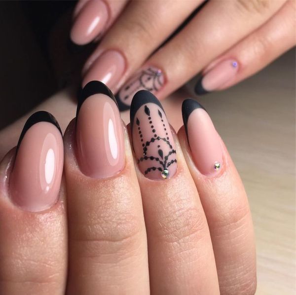 Francês para unhas de amêndoa com design. Foto novidade linda, gentil