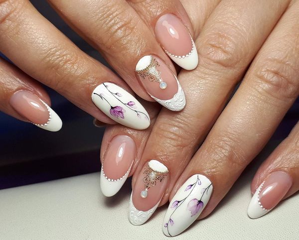 Francês para unhas de amêndoa com design. Foto novidade linda, gentil