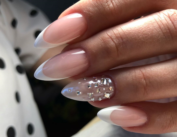 Francês com brilhos nas unhas com esmalte gel. Notícias fotográficas, tendências da moda, técnicas, ideias