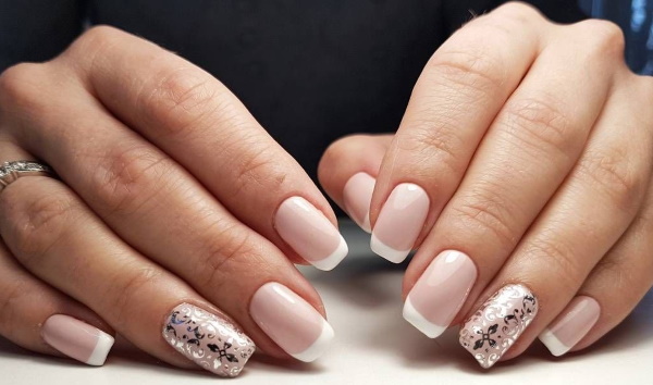 Francês com brilhos nas unhas com esmalte gel. Notícias fotográficas, tendências da moda, técnicas, ideias