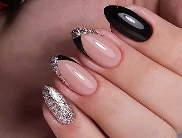 Francês com brilhos nas unhas com esmalte gel. Notícias fotográficas, tendências da moda, técnicas, ideias