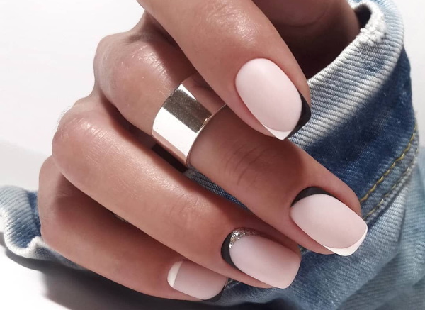 Francês com brilhos nas unhas com esmalte gel. Notícias fotográficas, tendências da moda, técnicas, ideias