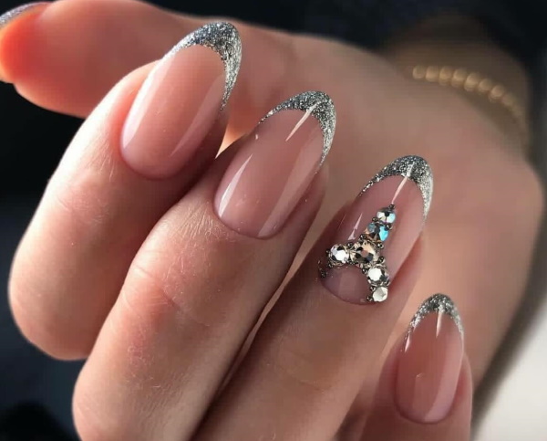 Francês com brilhos nas unhas com esmalte gel. Notícias fotográficas, tendências da moda, técnicas, ideias