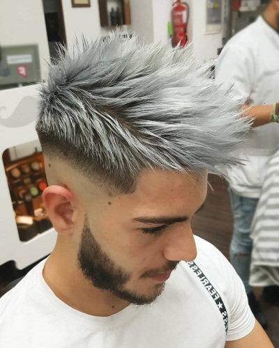 Cor cinza em cabelos escuros curtos e longos. Foto, técnicas de corte de cabelo