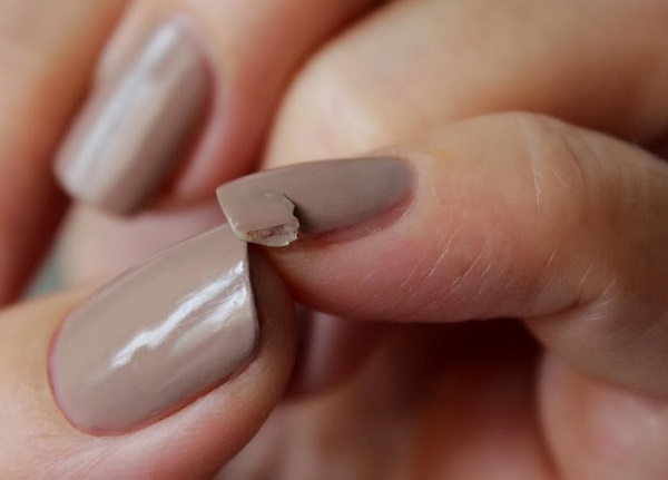 O que fazer se uma unha estiver quebrada, como consertá-la com esmalte de gel, estendida