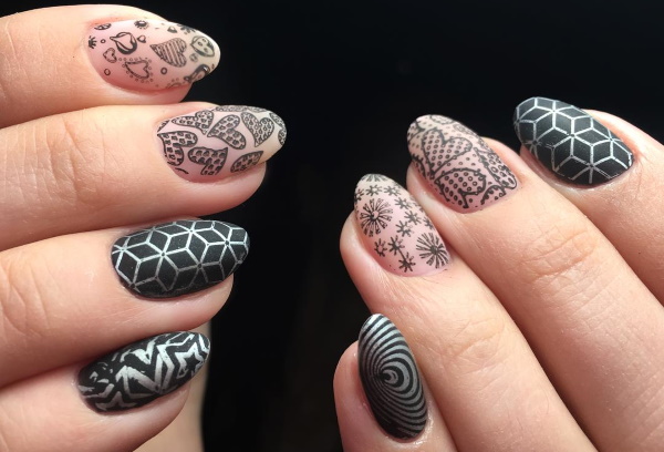 Como fazer estampar as unhas corretamente com esmalte gel passo a passo com uma foto