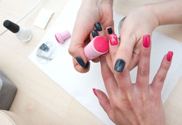 Como fazer estampar as unhas corretamente com esmalte gel passo a passo com uma foto