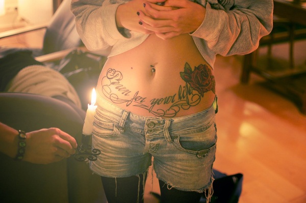 Tatuagem na barriga para meninas. Fotos, esboços de flores, inscrições, animais, padrões