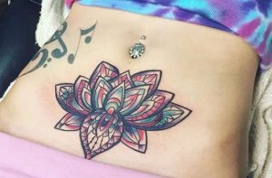 Tatuagem na barriga para meninas. Fotos, esboços de flores, inscrições, animais, padrões