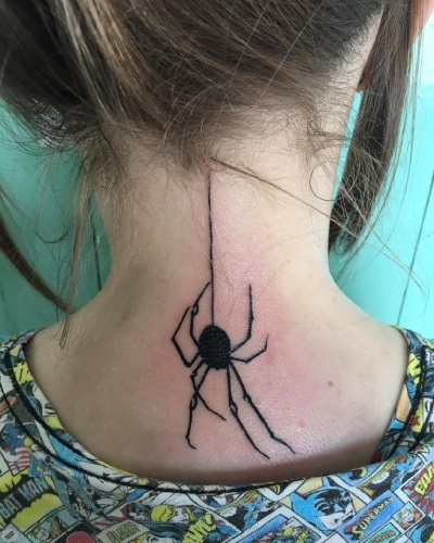 Tatuagem no pescoço para meninas nas costas / laterais / frente. Fotos, inscrições, esboços