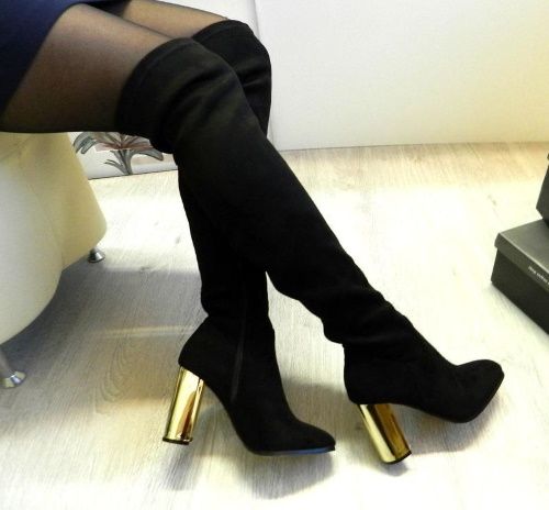 Bottines en daim sans talon, talons aiguilles, hiver, automne. Photo, quoi porter