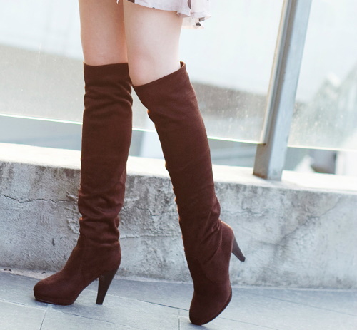 Bottines en daim sans talon, talons aiguilles, hiver, automne. Photo, quoi porter