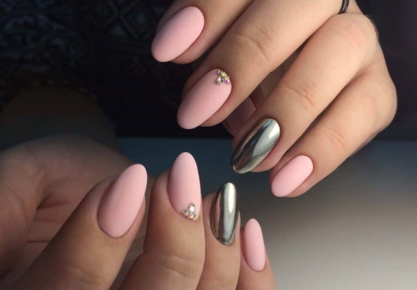 Desenho de unhas em pérola. Foto rosa com lantejoulas, jaqueta branca, lilás com strass, estampa