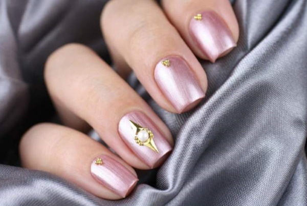 Desenho de unhas em pérola. Foto rosa com lantejoulas, jaqueta branca, lilás com strass, estampa