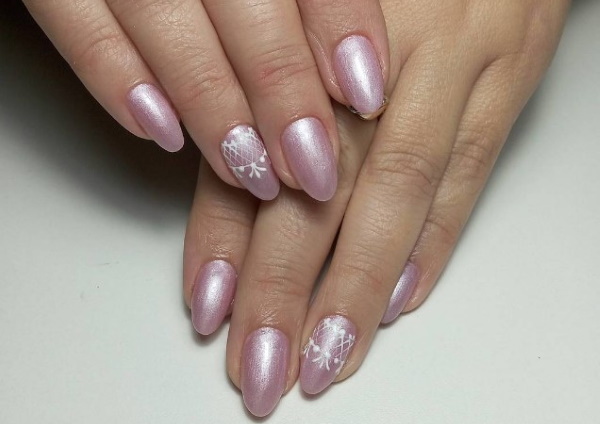 Desenho de unhas em pérola. Foto rosa com lantejoulas, jaqueta branca, lilás com strass, estampa