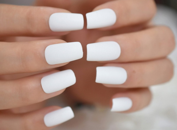 Desenho de unhas com verniz branco. Foto com brilhos, fricção, flores