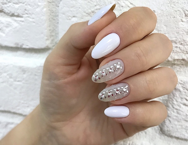 Desenho de unhas com verniz branco. Foto com brilhos, fricção, flores