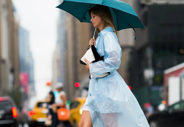 Capa de chuva feminina com capuz: capa de chuva estilosa, terno, macacão. Estilos, foto