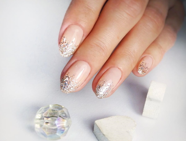 Manicure francesa para unhas curtas e longas. Foto, opções de design com strass, lantejoulas, fricção, padrão