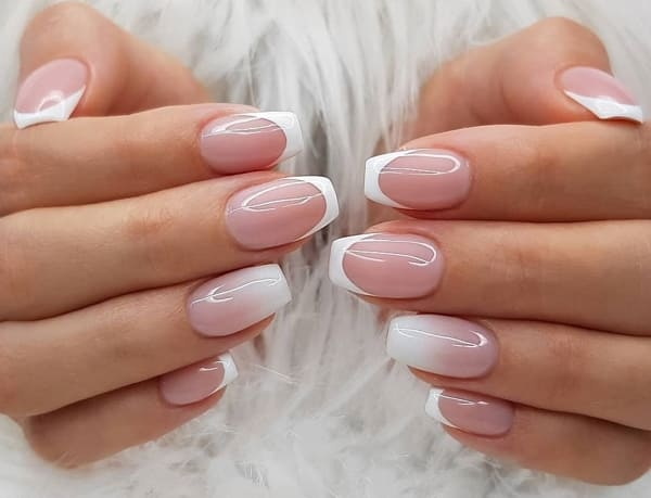 Manicure francesa para unhas curtas e longas. Foto, opções de design com strass, lantejoulas, fricção, padrão