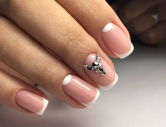 Manicure francesa para unhas curtas e longas. Foto, opções de design com strass, lantejoulas, fricção, padrão