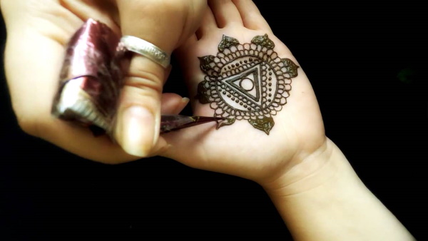 Mehendi disponível para iniciantes. Esboços de fotos, desenhos passo a passo