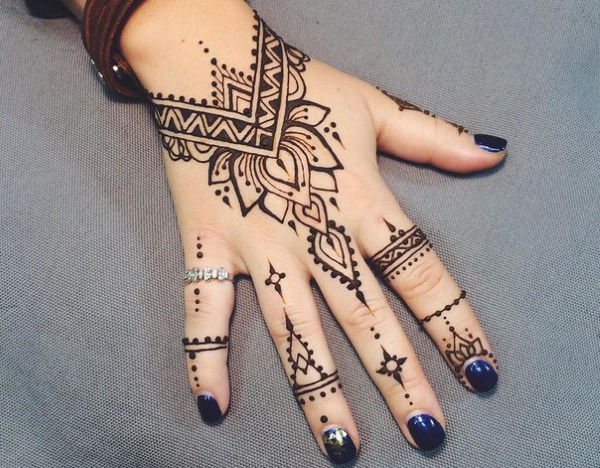 Mehendi disponível para iniciantes. Esboços de fotos, desenhos passo a passo