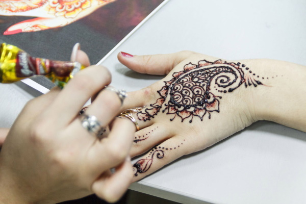 Mehendi disponível para iniciantes. Esboços de fotos, desenhos passo a passo