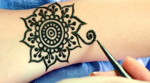 Mehendi disponível para iniciantes. Esboços de fotos, desenhos passo a passo