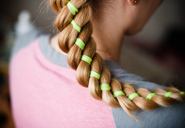 Uma trança volumosa para cabelos longos para meninas. Foto, passo a passo, tecendo com elásticos, na lateral