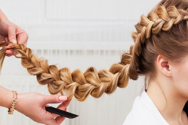 Uma trança volumosa para cabelos longos para meninas. Foto, passo a passo, tecendo com elásticos, na lateral