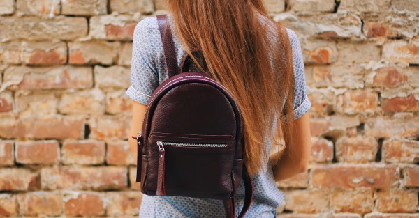 Mochilas femininas: elegantes, urbanas, elegantes, de couro. Marcas, preços, o que vestir