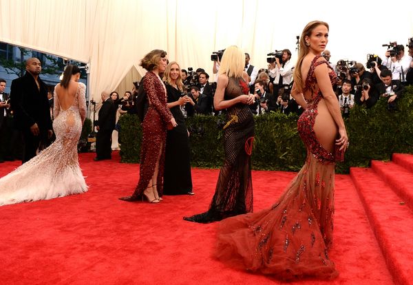 Mulheres-estrelas em um vestido transparente. Fotos dos looks mais reveladores