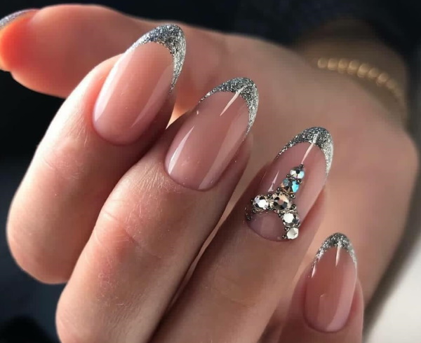 O design das unhas é leve e bonito. Foto, como fazer uma manicure com esmalte gel, goma laca