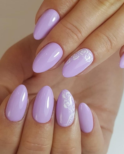 Conception des ongles lilas. Photo avec un motif, des paillettes, des strass, de l'argent, de l'or, des combinaisons avec d'autres couleurs