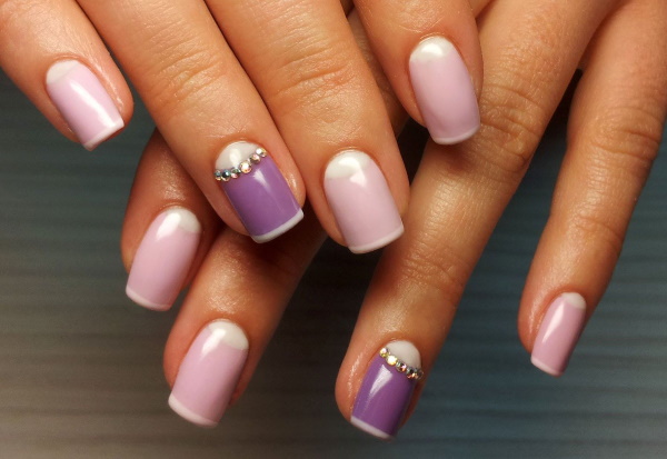 Conception des ongles lilas. Photo avec un motif, des paillettes, des strass, de l'argent, de l'or, des combinaisons avec d'autres couleurs