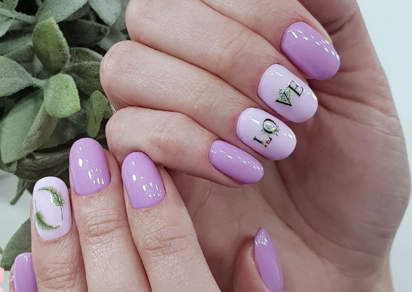 Conception des ongles lilas. Photo avec un motif, des paillettes, des strass, de l'argent, de l'or, des combinaisons avec d'autres couleurs