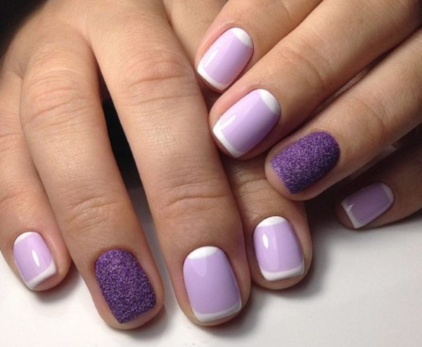 Conception des ongles lilas. Photo avec un motif, des paillettes, des strass, de l'argent, de l'or, des combinaisons avec d'autres couleurs