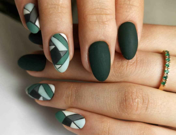 Manicure de design esmeralda. Foto, tendências da moda para unhas curtas e compridas com ouro, strass, lantejoulas, prata