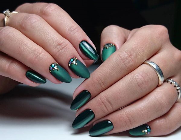 Manicure de design esmeralda. Foto, tendências da moda para unhas curtas e compridas com ouro, strass, lantejoulas, prata