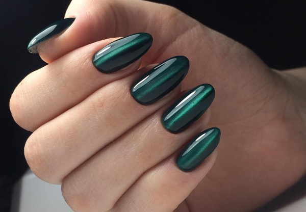 Manicure de design esmeralda. Foto, tendências da moda para unhas curtas e compridas com ouro, strass, lantejoulas, prata