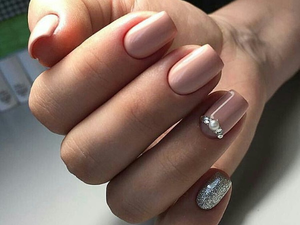 Linda manicure com strass. Fotos, tendências em 2024, designs de moda, técnicas