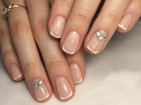 Linda manicure com strass. Fotos, tendências em 2024, designs de moda, técnicas