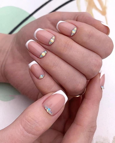 Linda manicure com strass. Fotos, tendências em 2024, designs de moda, técnicas