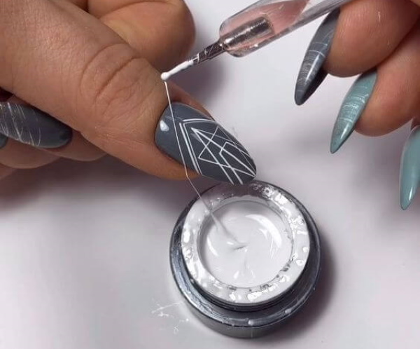 Manicure de teia de aranha para design. Tutoriais em vídeo para unhas curtas e longas